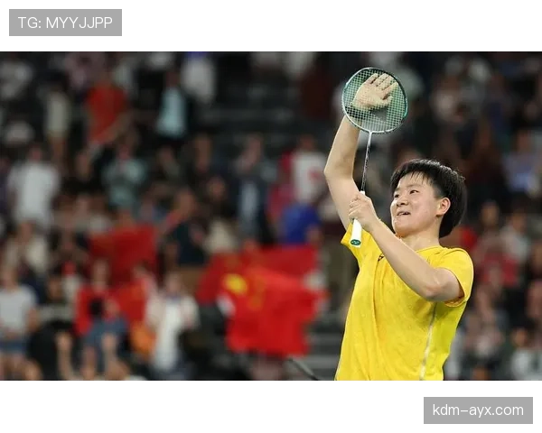 何冰娇训练完随手啃鸡腿的样子，真不像个管得住嘴的冠军